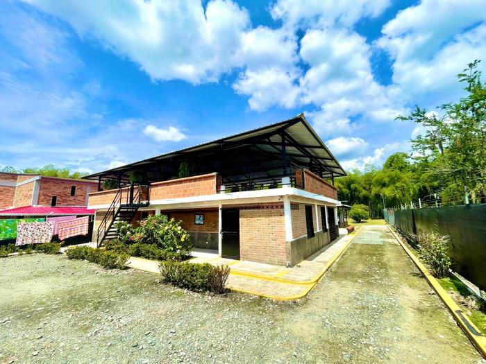 Fachada de dos pisos de Finca Villa Juana