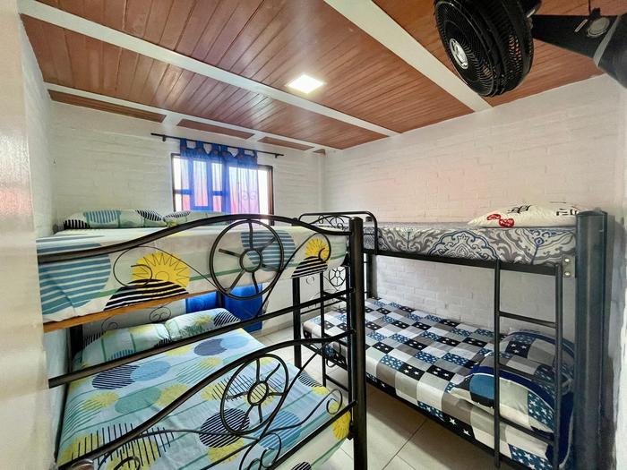 Habitación con camas camarote azules