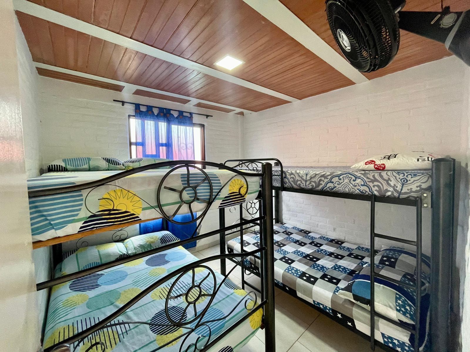Habitación con camarotes azules en Villa Juana