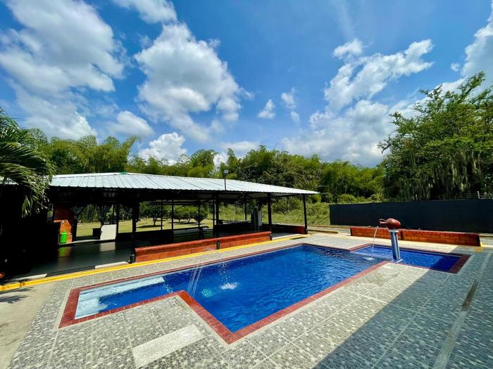 Piscina con fuentes de agua en Finca Villa Juana